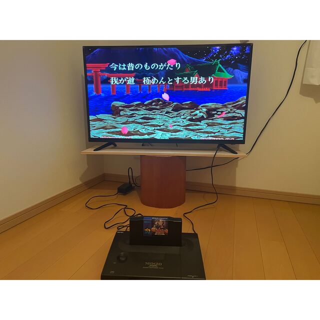 NEOGEO(ネオジオ)のSNK NEO・GEO ネオジオ本体＋コントローラ2台＋ソフト2本 エンタメ/ホビーのゲームソフト/ゲーム機本体(家庭用ゲーム機本体)の商品写真