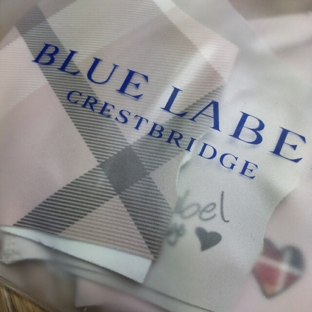 BLUE LABEL CRESTBRIDGE(ブルーレーベルクレストブリッジ)の新品 未使用 未開封 ブルーレーベル クレストブリッジ  ポーチ付 マスク 3枚 レディースのファッション小物(その他)の商品写真