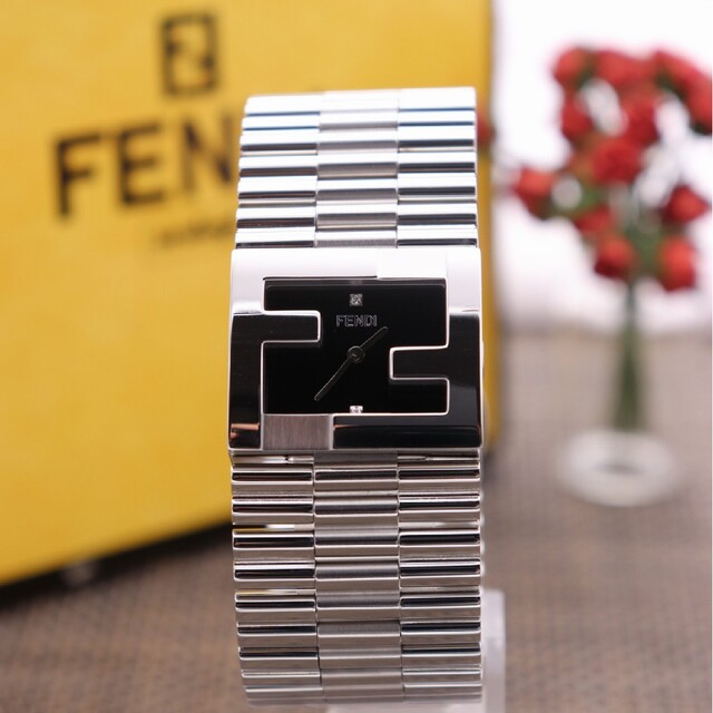 FENDI(フェンディ)の付属品付き【新品電池】FENDI フェンディマニア/100 現行モデル 美品 レディースのファッション小物(腕時計)の商品写真