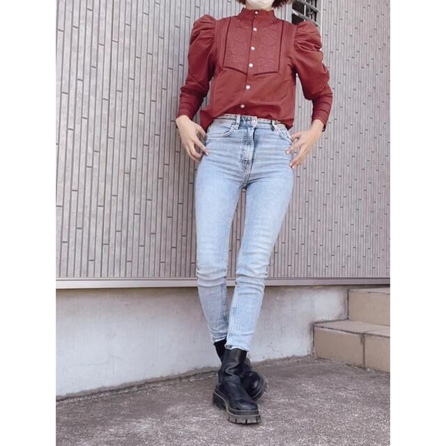 Ameri VINTAGE(アメリヴィンテージ)のAMERI UND POWER SHOULDER LACE BLOUSE レディースのトップス(シャツ/ブラウス(長袖/七分))の商品写真