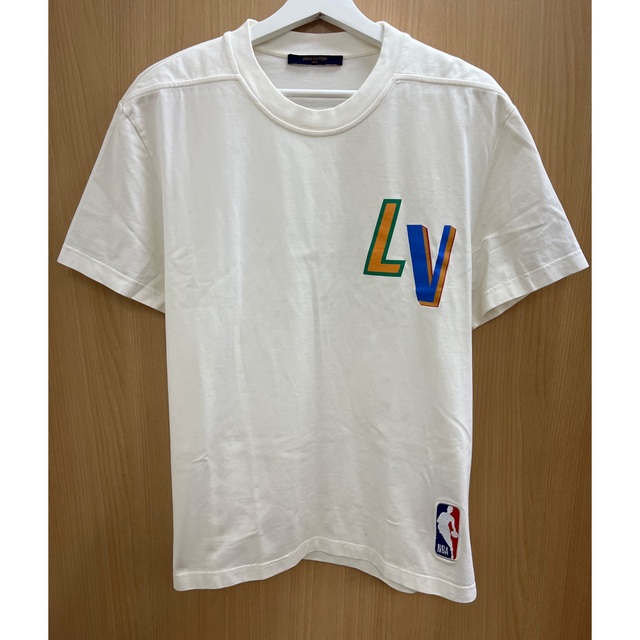 希少】LOUIS VUITTON5×NBAバックロゴレザーパッチ付き半袖シャツ