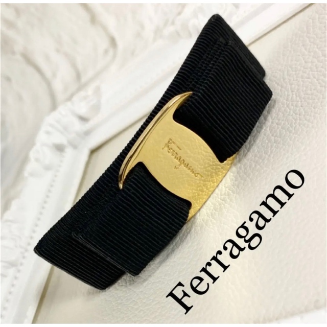 Salvatore Ferragamo(サルヴァトーレフェラガモ)の美品　Ferragamo フェラガモ　ヴァラ　バレッタ　髪留め レディースのヘアアクセサリー(バレッタ/ヘアクリップ)の商品写真