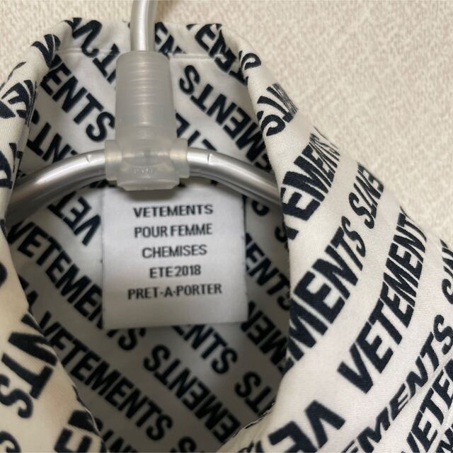 VETEMENTS(ヴェトモン)のSS18 VETEMENTS ヴェトモン オールオーバー ロゴ L/Sシャツ メンズのトップス(シャツ)の商品写真