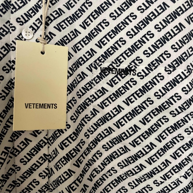 VETEMENTS(ヴェトモン)のSS18 VETEMENTS ヴェトモン オールオーバー ロゴ L/Sシャツ メンズのトップス(シャツ)の商品写真