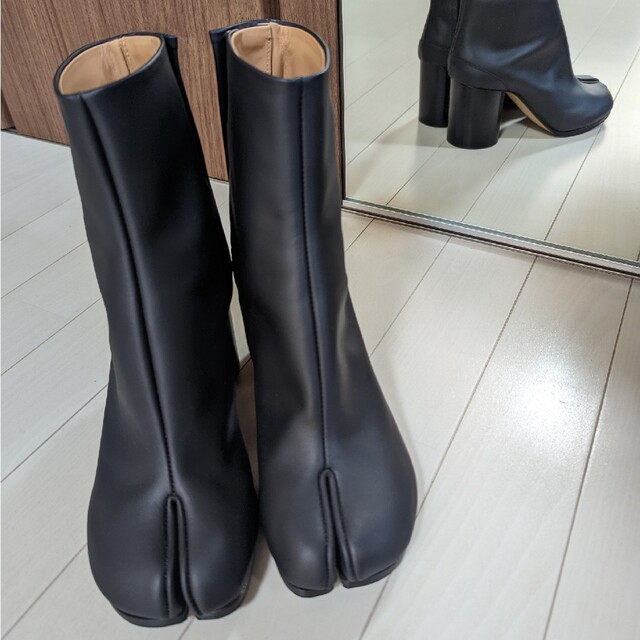 Maison Martin Margiela(マルタンマルジェラ)の【Maison Margiela/メゾン マルジェラ】 ’Tabi’ boots レディースの靴/シューズ(ローファー/革靴)の商品写真