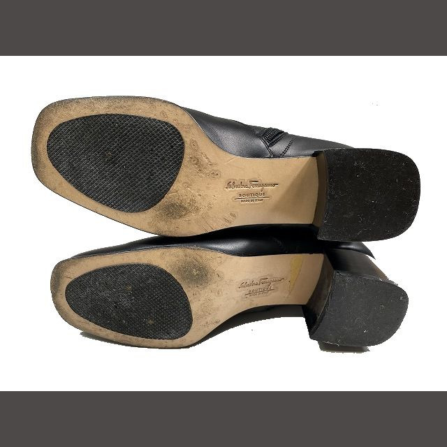Salvatore Ferragamo(サルヴァトーレフェラガモ)のサルヴァトーレフェラガモ ガンチーニ シルバー金具 サイドジップ ショートブーツ レディースの靴/シューズ(ブーツ)の商品写真