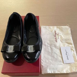 サルヴァトーレフェラガモ(Salvatore Ferragamo)のフェラガモ  6.5c フラットシューズ　6の方でも　パテントカーフSAVINA(バレエシューズ)