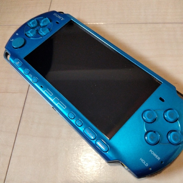 PlayStation Portable(プレイステーションポータブル)のPSP3000　ブルー本体＋充電ケーブル＋メモリー＋おまけ② エンタメ/ホビーのゲームソフト/ゲーム機本体(携帯用ゲーム機本体)の商品写真