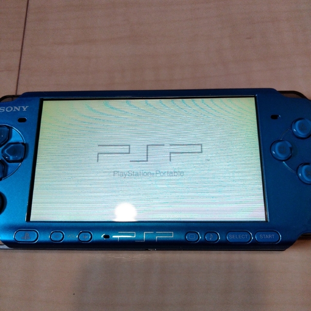 PlayStation Portable(プレイステーションポータブル)のPSP3000　ブルー本体＋充電ケーブル＋メモリー＋おまけ② エンタメ/ホビーのゲームソフト/ゲーム機本体(携帯用ゲーム機本体)の商品写真