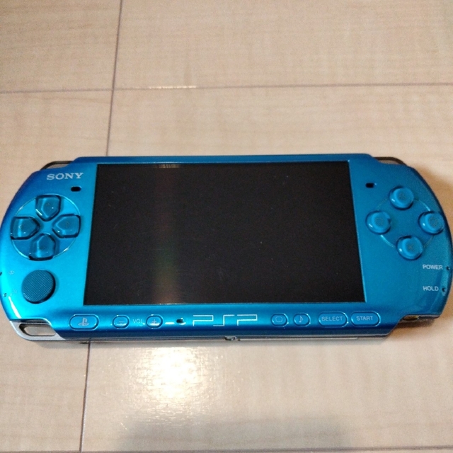 PlayStation Portable(プレイステーションポータブル)のPSP3000　ブルー本体＋充電ケーブル＋メモリー＋おまけ② エンタメ/ホビーのゲームソフト/ゲーム機本体(携帯用ゲーム機本体)の商品写真