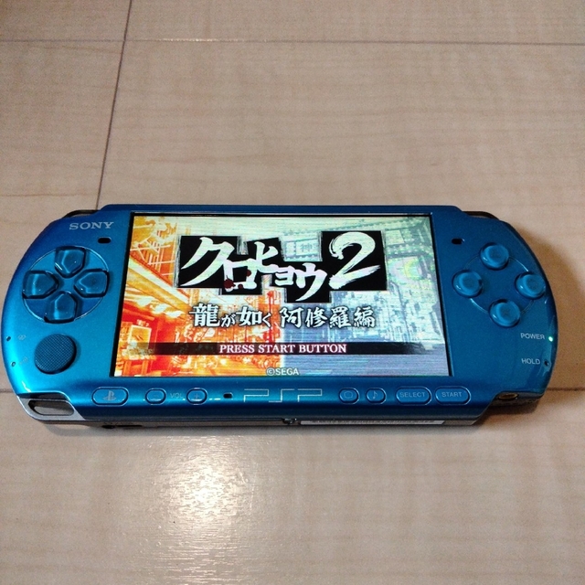 PlayStation Portable(プレイステーションポータブル)のPSP3000　ブルー本体＋充電ケーブル＋メモリー＋おまけ② エンタメ/ホビーのゲームソフト/ゲーム機本体(携帯用ゲーム機本体)の商品写真