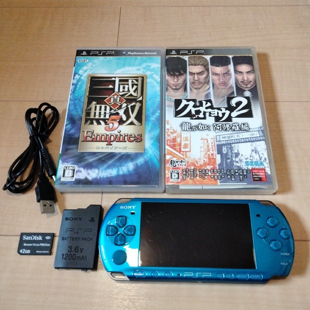 PlayStation Portable(プレイステーションポータブル)のPSP3000　ブルー本体＋充電ケーブル＋メモリー＋おまけ② エンタメ/ホビーのゲームソフト/ゲーム機本体(携帯用ゲーム機本体)の商品写真