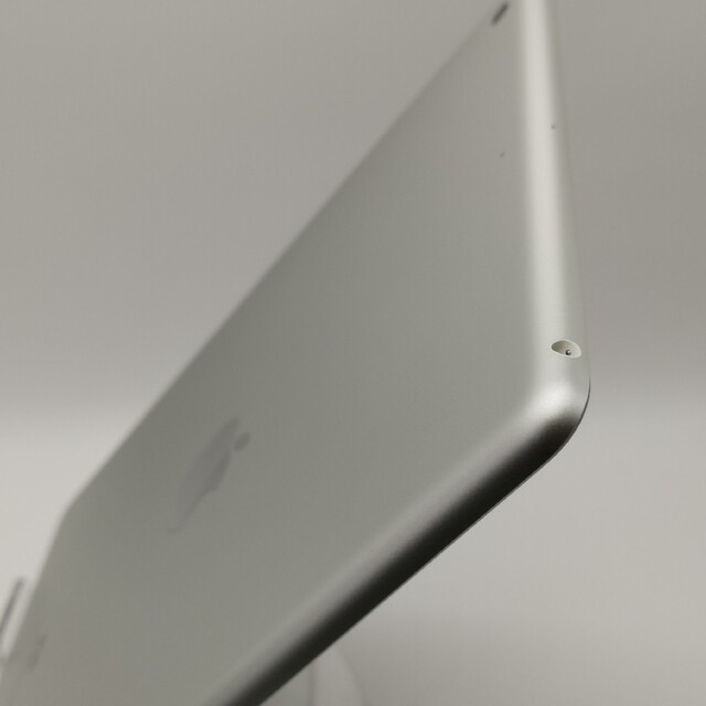 iPad(アイパッド)のApple iPad 9.7インチ 第6世代 Wi-Fiモデル 128GB スマホ/家電/カメラのPC/タブレット(タブレット)の商品写真
