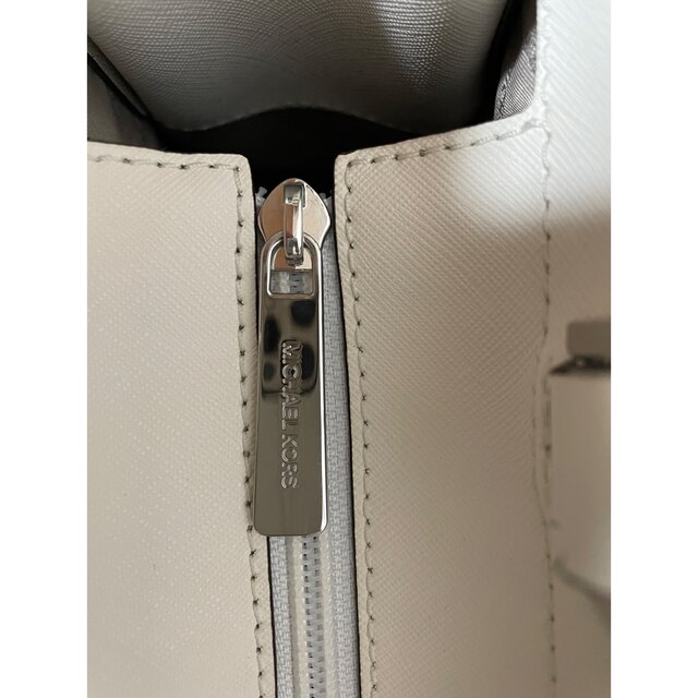 Michael Kors(マイケルコース)のMICHEAL KORS バック スタッズ 白 レディースのバッグ(ハンドバッグ)の商品写真