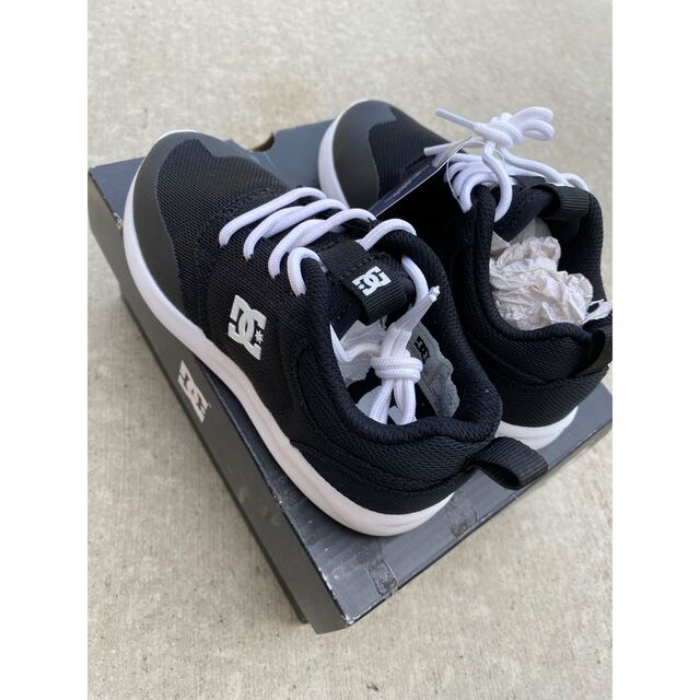 DC SHOE(ディーシーシュー)のDC 18センチ　新品 キッズ/ベビー/マタニティのキッズ靴/シューズ(15cm~)(スニーカー)の商品写真