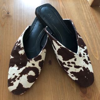 ザラ(ZARA)のZARA  ハラコ　美品　牛柄(サンダル)