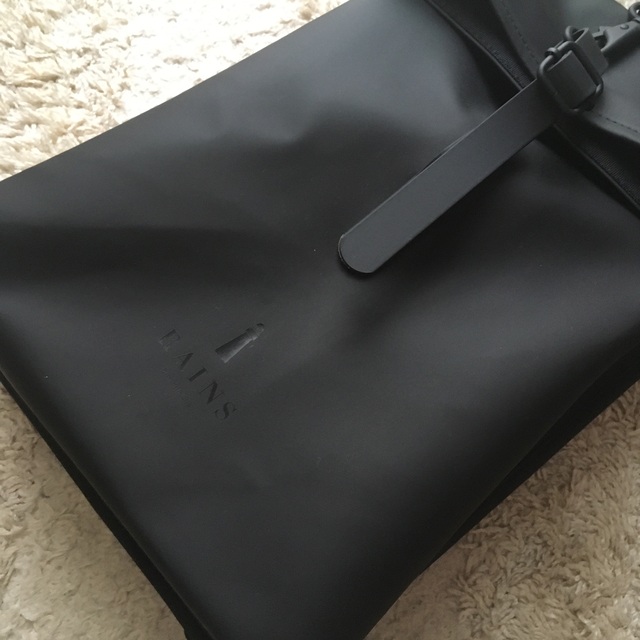 レインズ バックパック ロールトップ ミニ リュックサック　ブラック メンズのバッグ(バッグパック/リュック)の商品写真
