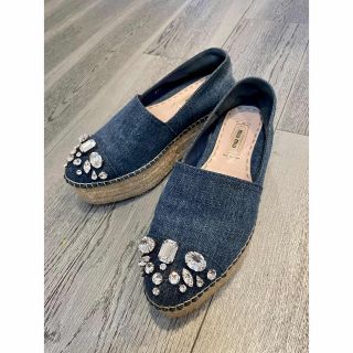 ミュウミュウ(miumiu)のmiumiu デニムフラットシューズ(スリッポン/モカシン)