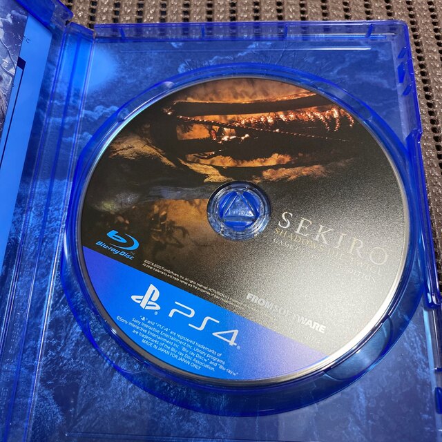 PlayStation4(プレイステーション4)のSEKIRO： SHADOWS DIE TWICE GAME OF THE YE エンタメ/ホビーのゲームソフト/ゲーム機本体(家庭用ゲームソフト)の商品写真