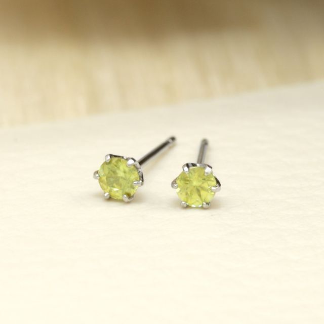 【3mm】スフェーンのシンプルスタッドピアス　Ptピアス