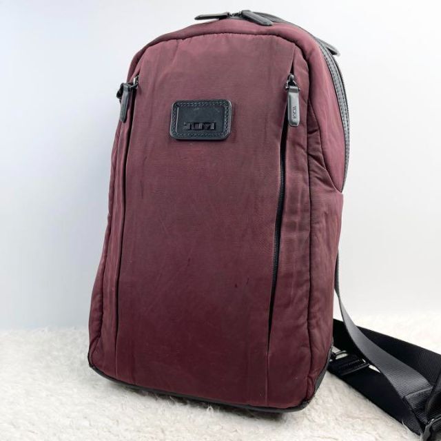 TUMI(トゥミ)の✨美品✨TUMI トゥミ　ボディバッグ　ショルダーバッグ　RED ナイロン レディースのバッグ(リュック/バックパック)の商品写真