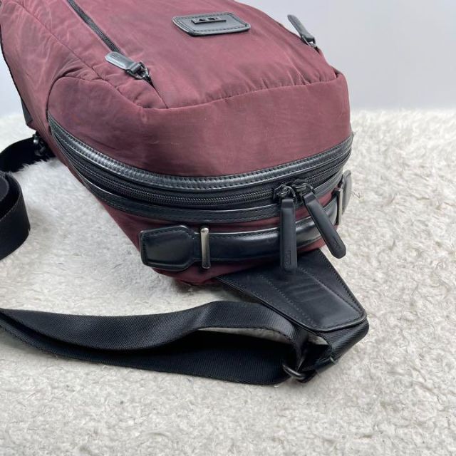 TUMI(トゥミ)の✨美品✨TUMI トゥミ　ボディバッグ　ショルダーバッグ　RED ナイロン レディースのバッグ(リュック/バックパック)の商品写真