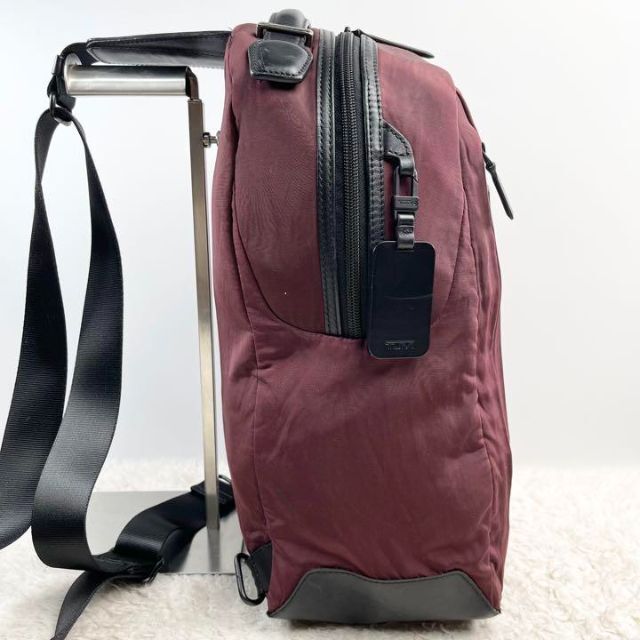 TUMI(トゥミ)の✨美品✨TUMI トゥミ　ボディバッグ　ショルダーバッグ　RED ナイロン レディースのバッグ(リュック/バックパック)の商品写真