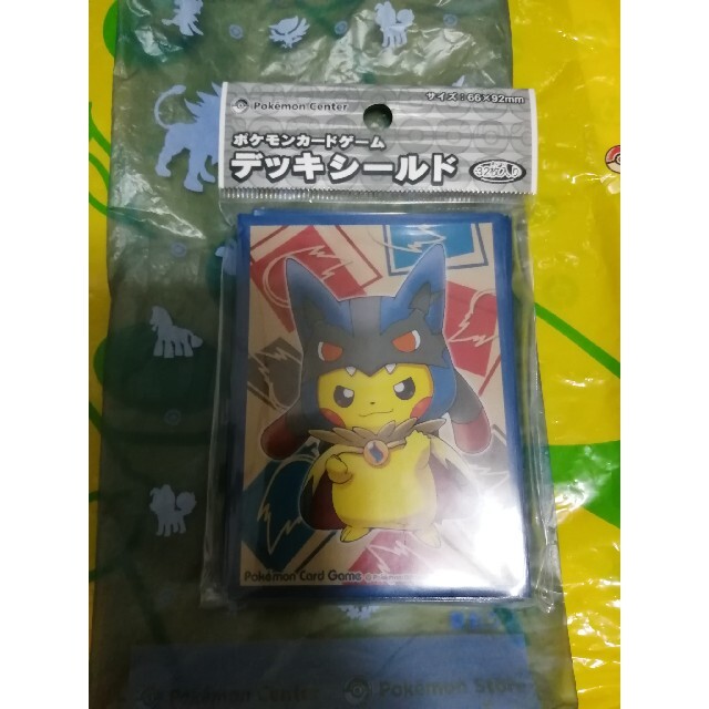 ポケモンカード　デッキシールド　メガルカリオのポンチョを着たピカチュウ