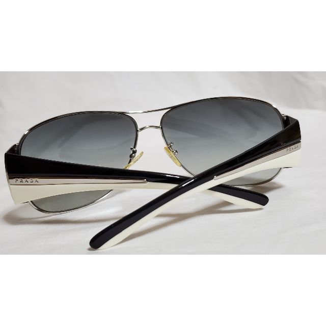 PRADA(プラダ)の正規 プラダ ティアドロップ ロゴメタルコンビサングラス 黒×白×シャイニーSV メンズのファッション小物(サングラス/メガネ)の商品写真