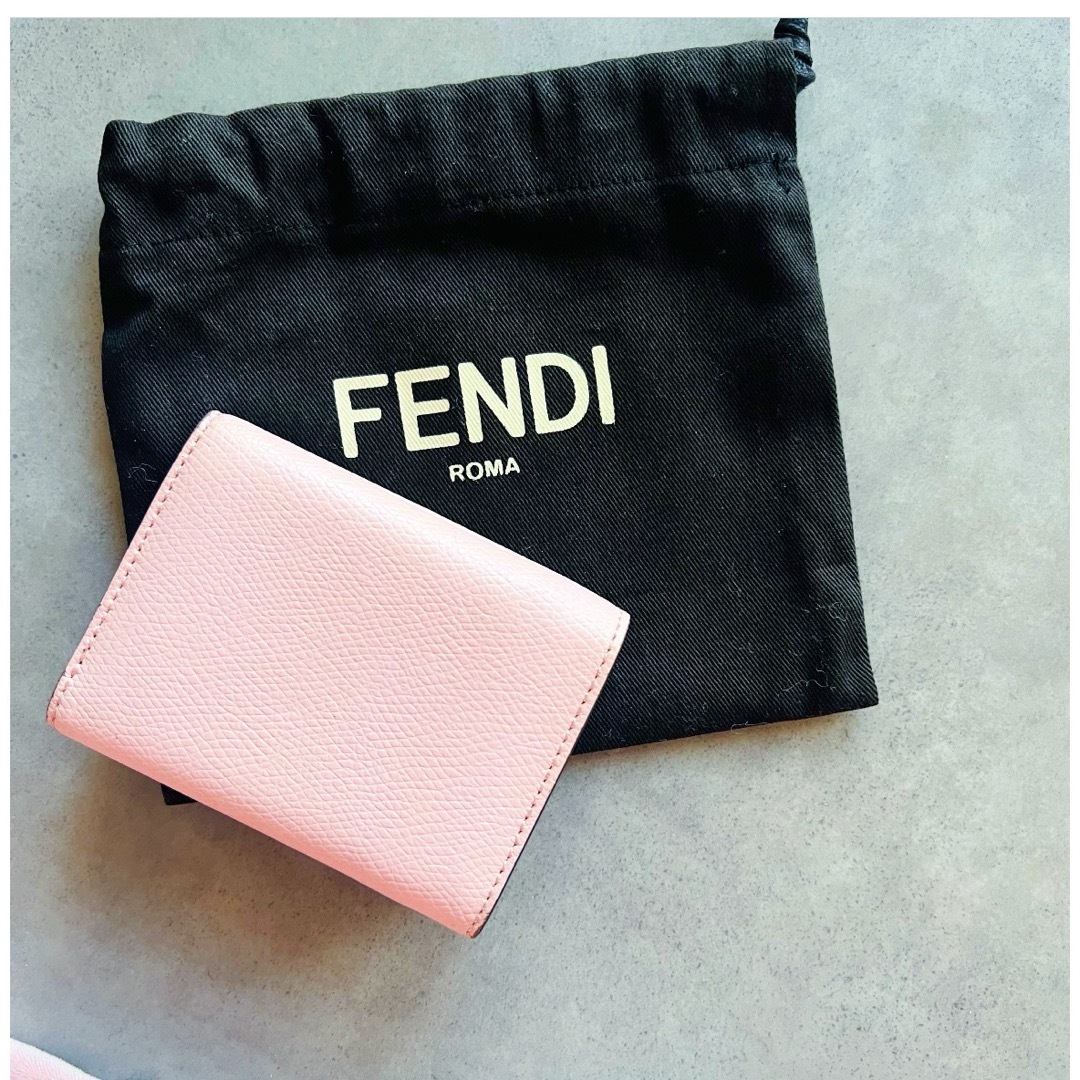 フェンディ　三つ折り財布　ミニ　ピンク　美品　FENDI マイクロウォレット