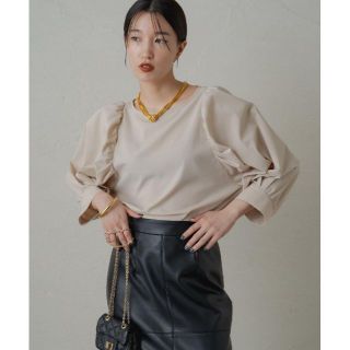 ラウンジドレス(Loungedress)の2022AW 新品 Loungedress パフロングスリーブブラウス ベージュ(シャツ/ブラウス(長袖/七分))