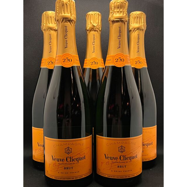 MOËT & CHANDON(モエエシャンドン)の★ヴーヴクリコ イエロー×５本★送料込 食品/飲料/酒の酒(シャンパン/スパークリングワイン)の商品写真