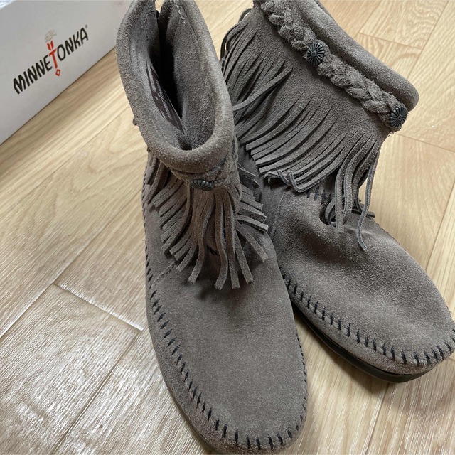 Minnetonka(ミネトンカ)の＊新品＊ミネトンカ フリンジショートブーツ レディースの靴/シューズ(ブーツ)の商品写真