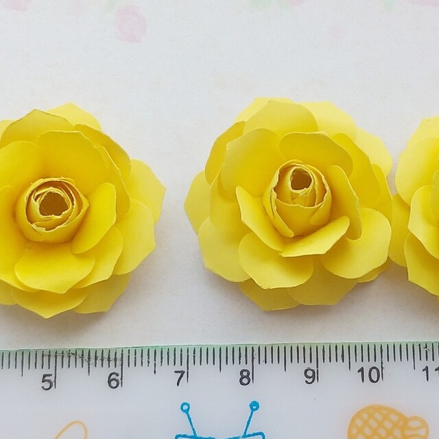 ペーパークラフト　薔薇🌹黄色　5個セット ハンドメイドの素材/材料(各種パーツ)の商品写真