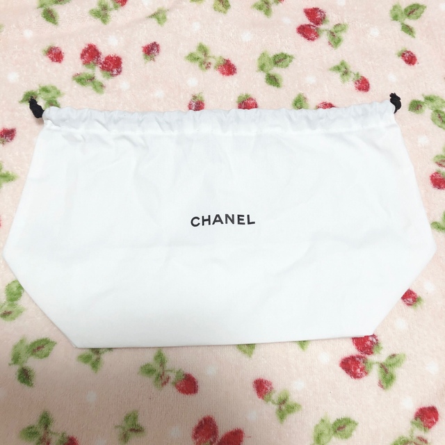 CHANEL(シャネル)の（未使用、送料無料）CHANEL 白　巾着 レディースのファッション小物(ポーチ)の商品写真