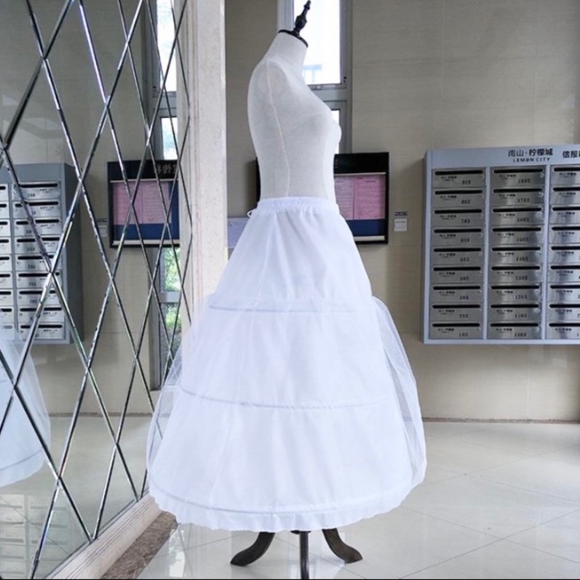 パニエ　ロング　ウェディングドレス　チュール　3段　白　ワイヤー レディースのフォーマル/ドレス(ウェディングドレス)の商品写真