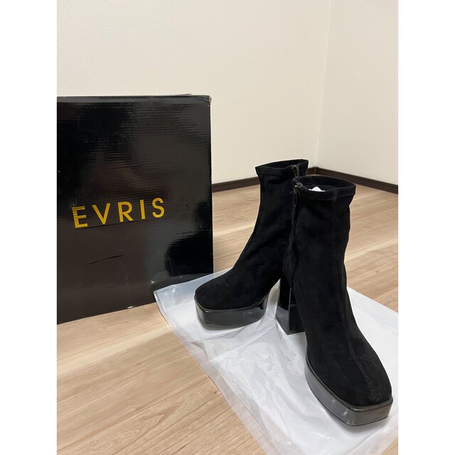 EVRIS(エヴリス)のSLIMスウェードチャンキーブーツ レディースの靴/シューズ(ブーツ)の商品写真