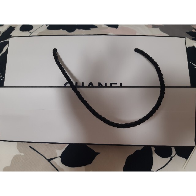 CHANEL(シャネル)の新品[メッセージカード付き]シャネル紙袋 レディースのバッグ(ショップ袋)の商品写真