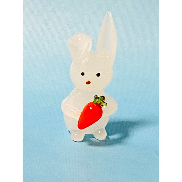 美品 】手のひらサイズ ミニチュアガラス細工製にんじん・リボン