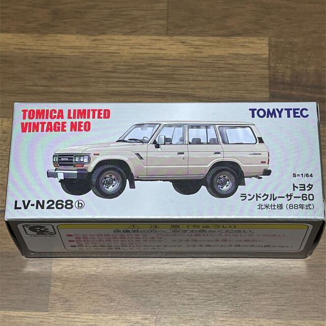 Takara Tomy(タカラトミー)のトミカリミテッドヴィンテージネオ トヨタ ランドクルーザー60 北米仕様ベージュ エンタメ/ホビーのおもちゃ/ぬいぐるみ(ミニカー)の商品写真