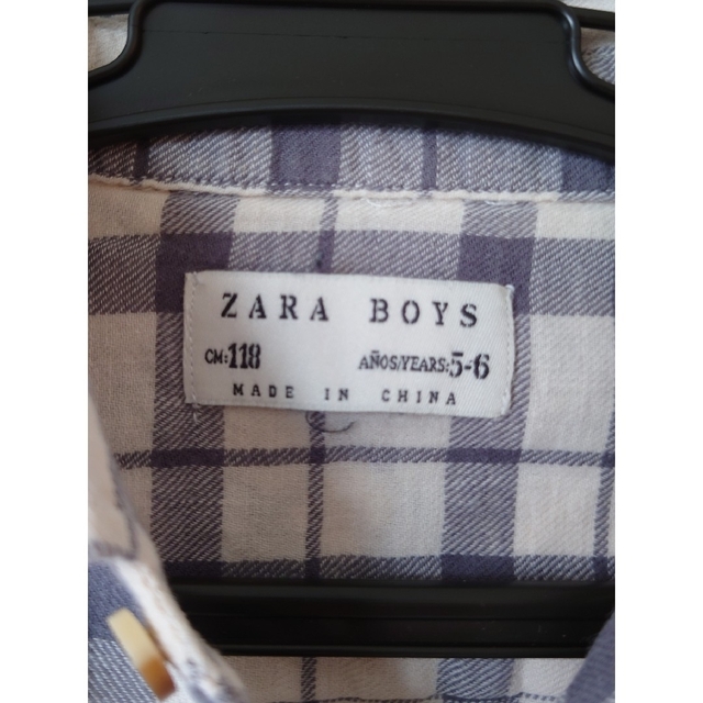 ZARA KIDS(ザラキッズ)のZARA　BOYS長袖シャツ(オフホワイト＆グレーチェック)【118】ZB① キッズ/ベビー/マタニティのキッズ服男の子用(90cm~)(Tシャツ/カットソー)の商品写真