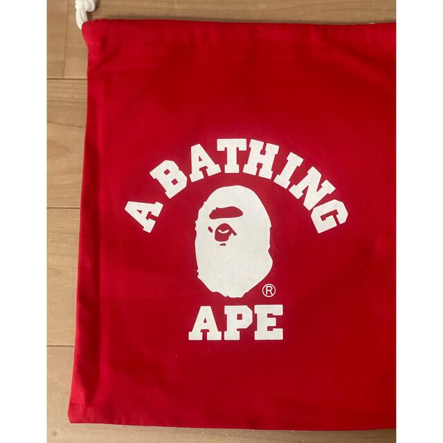 A BATHING APE(アベイシングエイプ)の新品 A BATHING APE アベイシングエイプ 巾着袋 レッド その他のその他(その他)の商品写真