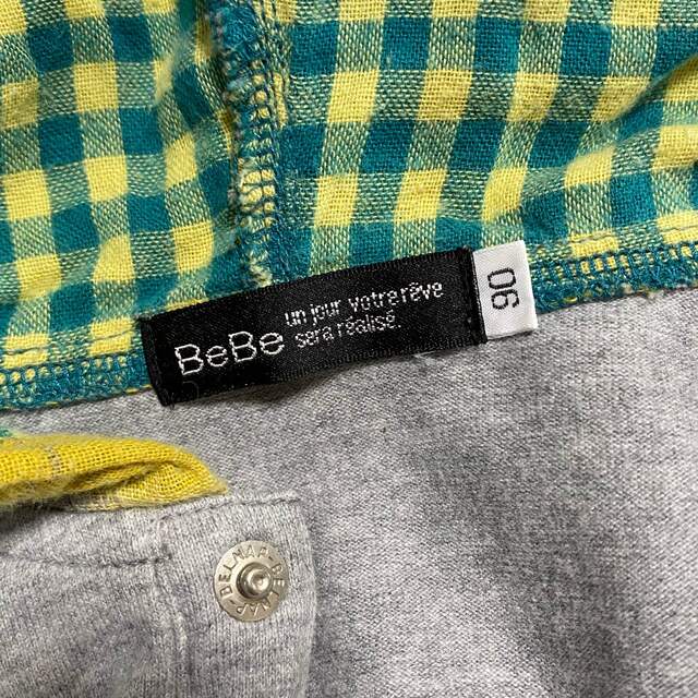 BeBe(ベベ)のBeBe  グレーパーカ　90㎝　送料込み　匿名配送 キッズ/ベビー/マタニティのキッズ服男の子用(90cm~)(Tシャツ/カットソー)の商品写真