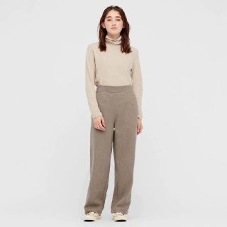 ユニクロ(UNIQLO)のブラッシュドジャージーストレートパンツ（丈標準68～70cm）　ベージュ(カジュアルパンツ)