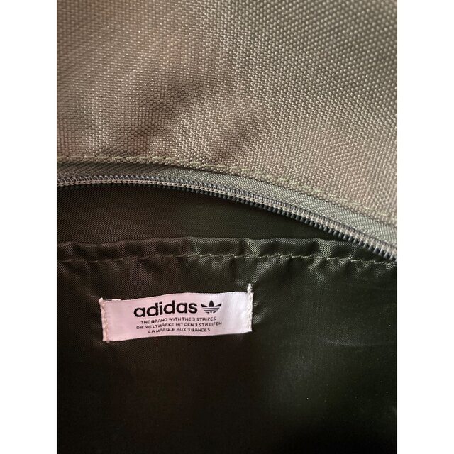 adidas(アディダス)のアディダスオリジナル　リュック　カーキ メンズのバッグ(バッグパック/リュック)の商品写真
