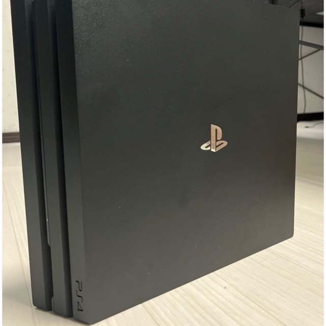 えくれあ様　PS4 pro 本体セット エンタメ/ホビーのゲームソフト/ゲーム機本体(家庭用ゲーム機本体)の商品写真