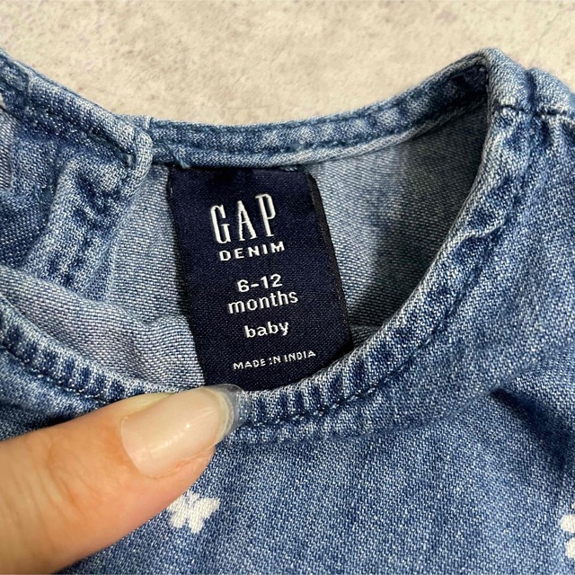 GAP Kids(ギャップキッズ)のベビー・キッズ服⑩  デニムワンピース キッズ/ベビー/マタニティのベビー服(~85cm)(ワンピース)の商品写真