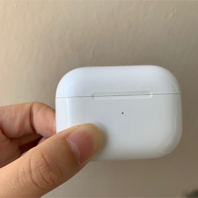 Apple(アップル)のAirPodsPro 本体ケースのみ スマホ/家電/カメラのオーディオ機器(ヘッドフォン/イヤフォン)の商品写真