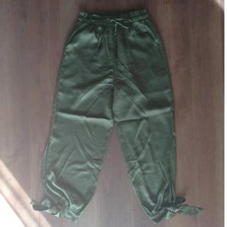 アメリヴィンテージ(Ameri VINTAGE)のAMERI SHINY ANKLE RIBBON PANTS(カジュアルパンツ)