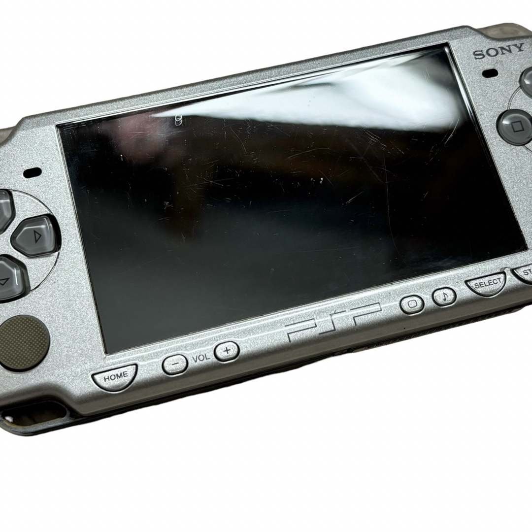 PlayStation Portable(プレイステーションポータブル)のPSP2000   本体  バッテリーなし  ジャンク品  シルバー エンタメ/ホビーのゲームソフト/ゲーム機本体(携帯用ゲーム機本体)の商品写真